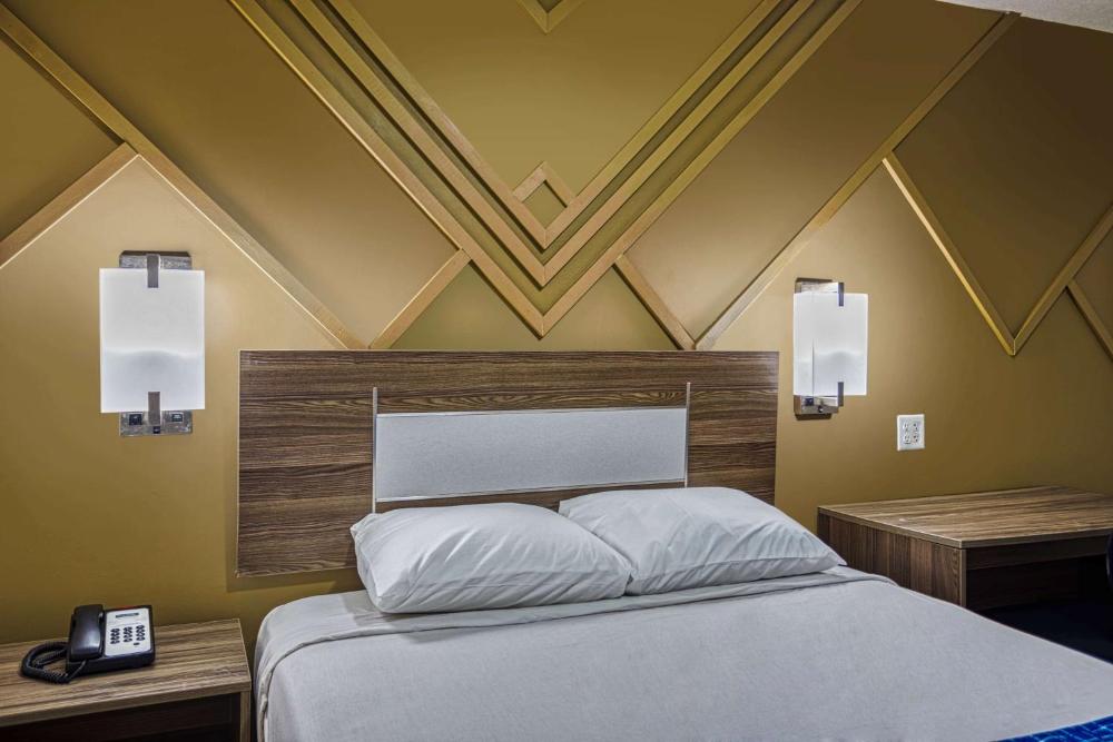 Queen Room - Non-Smoking interior
